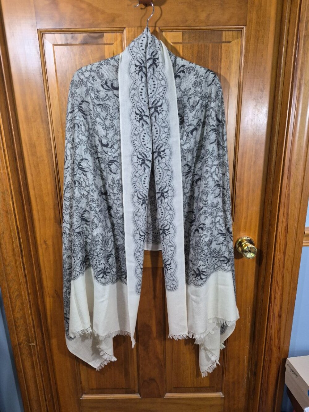 Galleria Italy100% Cashmere Scarf Wrap Shawl Lace Print Ivory/Grays 82x76 Fringe
